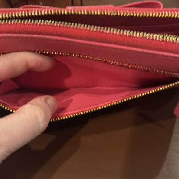 Beautiful Prada Safiano Long wallet. This wallet is in excellent condition. - Picture 5 of 7